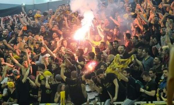 &laquo;&Delta;&Omega;&Sigma;&Tau;&Epsilon; &Tau;&Eta;&Nu; &Alpha;.&Epsilon;.&Kappa;. &Sigma;&Tau;&Omicron; &Lambda;&Alpha;&Omicron; &Tau;&Eta;&Sigma;&raquo; (&Epsilon;&Mu;&Epsilon;&Iota;&Sigma; &Pi;&Alpha;&Nu;&Tau;&Alpha; &Tau;&Omicron; &Lambda;&Epsilon;&Gamma;&Alpha;&Mu;&Epsilon;, &Tau;&Omega;&Rho;&Alpha; &Gamma;&Iota;&Nu;&Epsilon;&Tau;&Alpha;&Iota; &laquo;&Kappa;&Omicron;&Iota;&Nu;&Eta; &Sigma;&Upsilon;&Nu;&Epsilon;&Iota;&Delta;&Eta;&Sigma;&Eta;&raquo;)