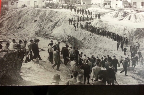 &Omicron;&Iota; &laquo;&Pi;&Omicron;&Upsilon;&Theta;&Epsilon;&Nu;&Alpha;&Delta;&Epsilon;&Sigma;&raquo; &Delta;&Eta;&Mu;&Omicron;&Sigma;&Iota;&Epsilon;&Upsilon;&Omicron;&Upsilon;&Nu; &Epsilon;&Nu;&Alpha; &Pi;&Omicron;&Iota;&Eta;&Mu;&Alpha; &Gamma;&Iota;&Alpha; &Tau;&Eta;&Nu; &Alpha;.&Epsilon;.&Kappa;. (&Mu;&Omicron;&Nu;&Omicron;&Nu; &Eta; &Alpha;.&Epsilon;.&Kappa;. &Mu;&Pi;&Omicron;&Rho;&Epsilon;&Iota; &Nu;&Alpha; &Epsilon;&Mu;&Pi;&Nu;&Epsilon;&Upsilon;&Sigma;&Epsilon;&Iota; &Tau;&Epsilon;&Tau;&Omicron;&Iota;&Omicron; &Pi;&Alpha;&Theta;&Omicron;&Sigma;)