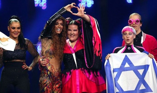 &Eta; &laquo;&Delta;&Iota;&Pi;&Lambda;&Omega;&Mu;&Alpha;&Tau;&Iota;&Alpha; &Tau;&Eta;&Sigma; &Pi;&Omicron;&Lambda;&Iota;&Tau;&Iota;&Kappa;&Eta;&Sigma; &Omicron;&Rho;&Theta;&Omicron;&Tau;&Eta;&Tau;&Alpha;&Sigma;&raquo; &Kappa;&Alpha;&Iota; &Omicron; &Sigma;&Upsilon;&Mu;&Psi;&Eta;&Phi;&Iota;&Sigma;&Mu;&Omicron;&Sigma; &Epsilon;&Gamma;&Kappa;&Lambda;&Eta;&Mu;&Alpha;&Tau;&Omega;&Nu; (&Eta; &Delta;&Iota;&Alpha;&Chi;&Rho;&Omicron;&Nu;&Iota;&Kappa;&Eta; &Pi;&Epsilon;&Rho;&Iota;&Pi;&Tau;&Omega;&Sigma;&Eta; &Tau;&Omicron;&Upsilon; &Iota;&Sigma;&Rho;&Alpha;&Eta;&Lambda; &Kappa;&Alpha;&Iota; &Tau;&Omicron;&Upsilon; EUROVISION)