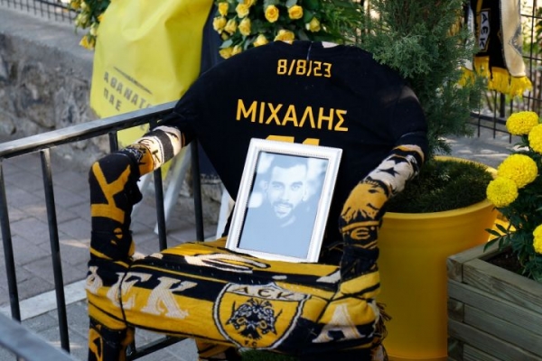 &Mu;&Iota;&Chi;&Alpha;&Lambda;&Eta;&Sigma; &Kappa;&Alpha;&Tau;&Sigma;&Omicron;&Upsilon;&Rho;&Eta;&Sigma;: &Epsilon;&Nu;&Alpha;&Sigma; &Chi;&Rho;&Omicron;&Nu;&Omicron;&Sigma; &Mu;&Epsilon;&Tau;&Alpha; (&Kappa;&Alpha;&Iota; &Alpha;&Kappa;&Omicron;&Mu;&Alpha; &Delta;&Epsilon;&Nu; &Mu;&Alpha;&Theta;&Alpha;&Mu;&Epsilon; &Tau;&Iota; &Epsilon;&Gamma;&Iota;&Nu;&Epsilon; &Tau;&Omicron;&Tau;&Epsilon;)