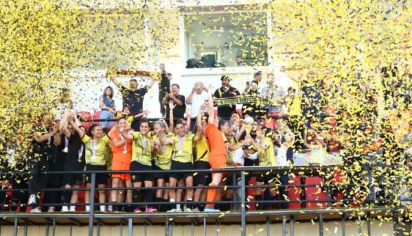 &Omicron;&Iota; &Gamma;&Upsilon;&Nu;&Alpha;&Iota;&Kappa;&Epsilon;&Sigma; &Sigma;&Tau;&Alpha;&Theta;&Eta;&Kappa;&Alpha;&Nu; &Sigma;&Tau;&Omicron; &Upsilon;&Psi;&Omicron;&Sigma; &Tau;&Omicron;&Upsilon;&Sigma; (&Kappa;&Alpha;&Iota; &Epsilon;&Kappa;&Alpha;&Nu;&Alpha;&Nu; &Tau;&Omicron; &Nu;&Tau;&Alpha;&Mu;&Pi;&Lambda;)