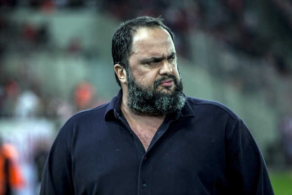 &Omicron;&Tau;&Alpha;&Nu; &Omicron; &Beta;&Alpha;&Gamma;&Gamma;&Epsilon;&Lambda;&Alpha;&Sigma; &Psi;&Alpha;&Chi;&Nu;&Epsilon;&Iota; &Pi;&Epsilon;&Rho;&Iota;&Sigma;&Sigma;&Omicron;&Tau;&Epsilon;&Rho;&Alpha; &Epsilon;&Sigma;&Omicron;&Delta;&Alpha; (&Alpha;&Upsilon;&Xi;&Eta;&Sigma;&Eta; &Chi;&Omega;&Rho;&Eta;&Tau;&Iota;&Kappa;&Omicron;&Tau;&Eta;&Tau;&Alpha;&Sigma; &Sigma;&Epsilon; &laquo;&Tau;&Eta;&Gamma;&Alpha;&Nu;&Iota;&raquo; &amp; &laquo;CITY GROUND&raquo;)