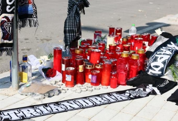 &Alpha;&Lambda;&Lambda;&Eta; &Mu;&Iota;&Alpha; &Omicron;&Pi;&Alpha;&Delta;&Iota;&Kappa;&Eta; &Delta;&Omicron;&Lambda;&Omicron;&Phi;&Omicron;&Nu;&Iota;&Alpha; (&Alpha;&Lambda;&Lambda;&Alpha; &Omicron;&Lambda;&Omicron;&Iota; &Kappa;&Alpha;&Nu;&Omicron;&Upsilon;&Nu; &Omicron;&Tau;&Iota; &Delta;&Epsilon;&Nu; &Kappa;&Alpha;&Tau;&Alpha;&Lambda;&Alpha;&Beta;&Alpha;&Iota;&Nu;&Omicron;&Upsilon;&Nu;)