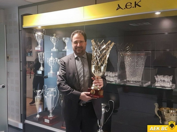 &Omicron;&Iota; &laquo;&Pi;&Omicron;&Upsilon;&Theta;&Epsilon;&Nu;&Alpha;&Delta;&Epsilon;&Sigma;&raquo; &Alpha;&Nu;&Alpha;&Rho;&Omega;&Tau;&Iota;&Omicron;&Upsilon;&Nu;&Tau;&Alpha;&Iota;: &Pi;&Omicron;&Iota;&Alpha;&Nu;&Omicron;&Upsilon; &Epsilon;&Iota;&Nu;&Alpha;&Iota; &Omicron;&Iota; &Kappa;&Omicron;&Upsilon;&Pi;&Epsilon;&Sigma;; (&Tau;&Omicron;&Upsilon; &Iota;&Delta;&Iota;&Omicron;&Kappa;&Tau;&Eta;&Tau;&Eta; Ή &Tau;&Eta;&Sigma; &Omicron;&Mu;&Alpha;&Delta;&Alpha;&Sigma;;)