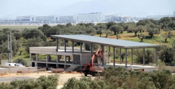 &Alpha;&Lambda;&Lambda;&Eta; &Mu;&Iota;&Alpha; &Epsilon;&Tau;&Alpha;&Iota;&Rho;&Epsilon;&Iota;&Alpha; &Pi;&Alpha;&Rho;&Alpha;&Tau;&Iota;&Epsilon;&Tau;&Alpha;&Iota; &Alpha;&Phi;&Omicron;&Upsilon; &Delta;&Epsilon;&Nu; &Tau;&Eta;&Nu; &Chi;&Rho;&Epsilon;&Iota;&Alpha;&Zeta;&Omicron;&Nu;&Tau;&Alpha;&Iota; (&Pi;&Epsilon;&Rho;&Iota; &Tau;&Eta;&Sigma; &laquo;&Alpha;&Theta;&Lambda;&Eta;&Tau;&Iota;&Kappa;&Epsilon;&Sigma; &Epsilon;&Gamma;&Kappa;&Alpha;&Tau;&Alpha;&Sigma;&Tau;&Alpha;&Sigma;&Epsilon;&Iota;&Sigma; &Mu;&Epsilon;&Sigma;&Omicron;&Gamma;&Alpha;&Iota;&Alpha;&Sigma; &Alpha;.&Epsilon;.&raquo;)