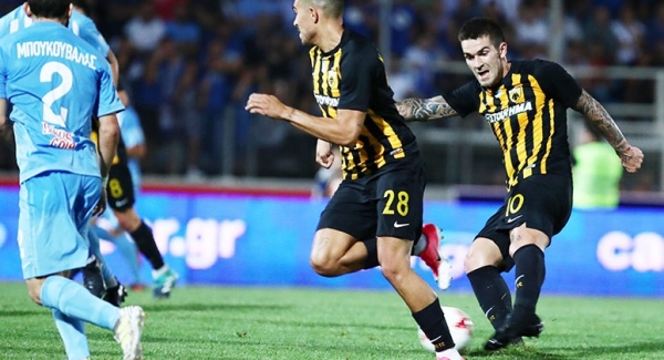 &Omicron;&Iota; &laquo;&Pi;&Omicron;&Upsilon;&Theta;&Epsilon;&Nu;&Alpha;&Delta;&Epsilon;&Sigma;&raquo; &Sigma;&Chi;&Omicron;&Lambda;&Iota;&Alpha;&Zeta;&Omicron;&Upsilon;&Nu; &Tau;&Omicron; &Pi;&Alpha;&Iota;&Chi;&Nu;&Iota;&Delta;&Iota; &Mu;&Epsilon; &Tau;&Omicron;&Nu; &Pi;&Alpha;&Sigma; &Gamma;&Iota;&Alpha;&Nu;&Nu;&Iota;&Nu;&Alpha; (&Alpha;&Upsilon;&Tau;&Alpha; &Pi;&Omicron;&Upsilon; &Epsilon;&Iota;&Delta;&Alpha;&Nu;, &Alpha;&Lambda;&Lambda;&Alpha; &Kappa;&Upsilon;&Rho;&Iota;&Omega;&Sigma; &Alpha;&Upsilon;&Tau;&Alpha; &Pi;&Omicron;&Upsilon; &Delta;&Epsilon;&Nu; &Epsilon;&Iota;&Delta;&Alpha;&Nu; &Alpha;&Pi;&Omicron; &Tau;&Eta;&Nu; &Alpha;.&Epsilon;.&Kappa;.)