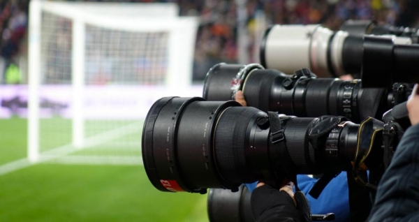 &Tau;&Omicron; &Pi;&Omicron;&Delta;&Omicron;&Sigma;&Phi;&Alpha;&Iota;&Rho;&Omicron;, &Eta; &Kappa;&Omicron;&Iota;&Nu;&Omega;&Nu;&Iota;&Alpha; &amp; &Eta; &Omicron;&Iota;&Kappa;&Omicron;&Nu;&Omicron;&Mu;&Iota;&Alpha; (&Sigma;&Chi;&Epsilon;&Tau;&Iota;&Kappa;&Alpha; &Mu;&Epsilon; &Tau;&Alpha; &Tau;&Eta;&Lambda;&Epsilon;&Omicron;&Pi;&Tau;&Iota;&Kappa;&Alpha; &Epsilon;&Sigma;&Omicron;&Delta;&Alpha;)