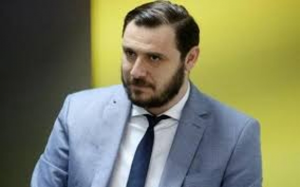 &Alpha;&Nu;&Tau;&Iota;&Pi;&Omicron;&Iota;&Eta;&Sigma;&Eta; &Alpha;&Rho;&Chi;&Eta;&Sigma;: &Omicron;&Tau;&Alpha;&Nu; &Alpha;&Kappa;&Omicron;&Mu;&Eta; &Kappa;&Alpha;&Iota; &Omicron; &Lambda;&Upsilon;&Sigma;&Alpha;&Nu;&Delta;&Rho;&Omicron;&Upsilon; &Tau;&Alpha; &Epsilon;&Chi;&Epsilon;&Iota; &Chi;&Alpha;&Sigma;&Epsilon;&Iota; (&Epsilon;&Chi;&Omicron;&Upsilon;&Nu; &Mu;&Epsilon;&Gamma;&Alpha;&Lambda;&Eta; &Pi;&Lambda;&Alpha;&Kappa;&Alpha; &Epsilon;&Kappa;&Epsilon;&Iota; &Sigma;&Tau;&Eta;&Nu; &laquo;&Pi;.&Alpha;.&Epsilon;. &Tau;&Omicron;&Upsilon; &Delta;&Iota;&Omicron;&Iota;&Kappa;&Eta;&Tau;&Iota;&Kappa;&Omicron;&Upsilon; &Eta;&Gamma;&Epsilon;&Tau;&Eta;&raquo;)