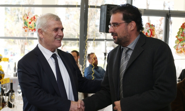 &Omicron;&Tau;&Alpha;&Nu; &Theta;&Rho;&Eta;&Nu;&Epsilon;&Iota;&Sigma; &Gamma;&Iota;&Alpha; &Tau;&Omicron; &Alpha;&Nu;&Tau;&Rho;&Iota;&Kappa;&Omicron; &Beta;&Omicron;&Lambda;&Epsilon;Ϊ &Kappa;&Alpha;&Iota; &Delta;&Epsilon;&Nu; &Tau;&Alpha; &Beta;&Alpha;&Zeta;&Epsilon;&Iota;&Sigma; &Mu;&Epsilon; &Tau;&Omicron;&Nu; &Mu;&Omicron;&Nu;&Alpha;&Delta;&Iota;&Kappa;&Omicron; &Upsilon;&Pi;&Epsilon;&Upsilon;&Theta;&Upsilon;&Nu;&Omicron; (&Alpha;&Lambda;&Lambda;&Alpha; &Mu;&Epsilon; &Tau;&Omicron;&Nu; &laquo;&Alpha;&Nu;&Theta;&Rho;&Omega;&Pi;&Omicron; &Tau;&Omicron;&Upsilon;&raquo; &Sigma;&Tau;&Eta;&Nu; &Epsilon;&Rho;&Alpha;&Sigma;&Iota;&Tau;&Epsilon;&Chi;&Nu;&Iota;&Kappa;&Eta;)