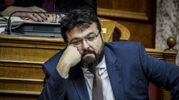 &Omicron;&Iota; &laquo;&Pi;&Omicron;&Upsilon;&Theta;&Epsilon;&Nu;&Alpha;&Delta;&Epsilon;&Sigma;&raquo; &Sigma;&Chi;&Omicron;&Lambda;&Iota;&Alpha;&Zeta;&Omicron;&Upsilon;&Nu; &Tau;&Alpha; 250 &Epsilon;&Kappa;&Alpha;&Tau;&Omicron;&Mu;&Mu;&Upsilon;&Rho;&Iota;&Alpha; &Tau;&Omicron;&Upsilon; &Beta;&Alpha;&Sigma;&Iota;&Lambda;&Epsilon;&Iota;&Alpha;&Delta;&Eta; &Mu;&Epsilon;&Sigma;&Alpha; &Sigma;&Epsilon; &Mu;&Iota;&Alpha; &Pi;&Epsilon;&Nu;&Tau;&Alpha;&Epsilon;&Tau;&Iota;&Alpha; (&Mu;&rsquo; &Alpha;&Upsilon;&Tau;&Alpha; &Pi;&Omicron;&Upsilon; &Lambda;&Epsilon;&Nu;&Epsilon; &Kappa;&Alpha;&Iota; &Kappa;&Alpha;&Nu;&Omicron;&Upsilon;&Nu; &Omicron;&Iota; &Sigma;&Upsilon;&Rho;&Iota;&Zeta;&Alpha;&Iota;&Omicron;&Iota; &Delta;&Epsilon;&Nu; &Gamma;&Lambda;&Upsilon;&Tau;&Omega;&Nu;&Omicron;&Upsilon;&Nu; &Tau;&Omicron; &Kappa;&Upsilon;&Nu;&Eta;&Gamma;&Eta;&Tau;&Omicron;)