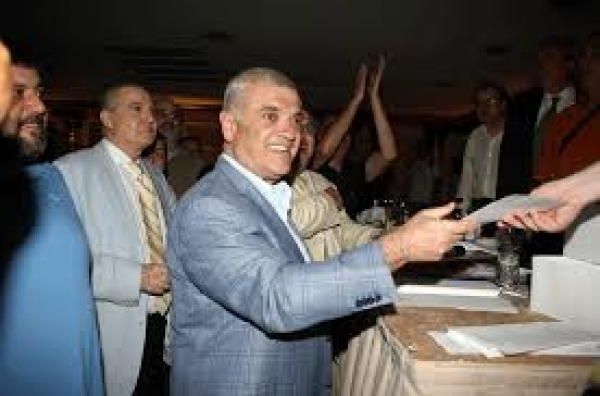 &Omicron;&Iota; &laquo;&Pi;&Omicron;&Upsilon;&Theta;&Epsilon;&Nu;&Alpha;&Delta;&Epsilon;&Sigma;&raquo; &Alpha;&Pi;&Omicron;&Kappa;&Alpha;&Lambda;&Upsilon;&Pi;&Tau;&Omicron;&Upsilon;&Nu; &Tau;&Eta;&Nu; &Alpha;&Lambda;&Eta;&Theta;&Epsilon;&Iota;&Alpha; &Tau;&Eta;&Sigma; &laquo;&Epsilon;&Pi;&Iota;&Sigma;&Eta;&Mu;&Eta;&Sigma; &Alpha;.&Epsilon;.&Kappa;.&raquo; (&Omicron;&Pi;&Omega;&Sigma; &Pi;&Rho;&Omicron;&Kappa;&Upsilon;&Pi;&Tau;&Epsilon;&Iota; &Alpha;&Pi;&Omicron; &Tau;&Iota;&Sigma; &Pi;&Alpha;&Rho;&Alpha;&Delta;&Omicron;&Chi;&Epsilon;&Sigma; &Tau;&Eta;&Sigma; &Iota;&Delta;&Iota;&Alpha;&Sigma;)